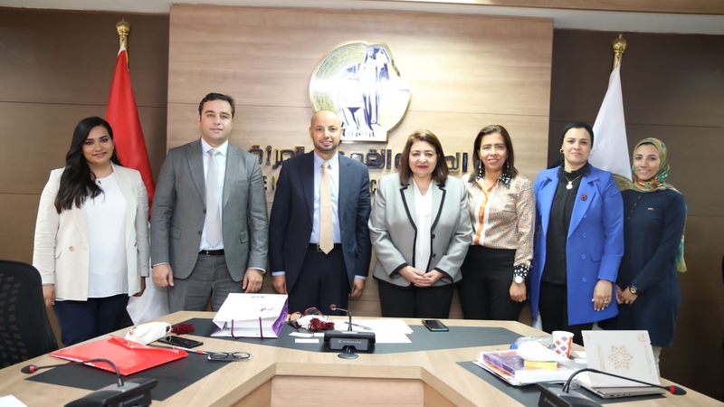 صورة لزيارة وفد المبادرة النسوية الأورومتوسطية والمرصد الإقليمي لمؤسسات المجتمع المدني للمجلس القومي للمرأة في مصر